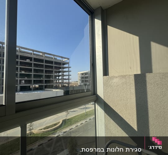 חלון אלומיניום עם נוף חיצוני
